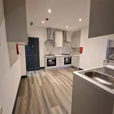 Lovely 6-bed Home, En-suite, With Large Garden *
