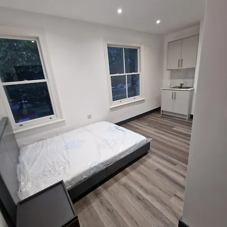 Lovely 6-bed Home, En-suite, With Large Garden Yiewsley