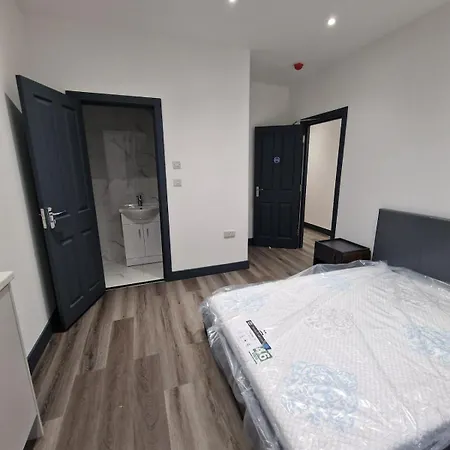 Holiday home Lovely 6-bed Home, En-suite, With Large Garden Yiewsley