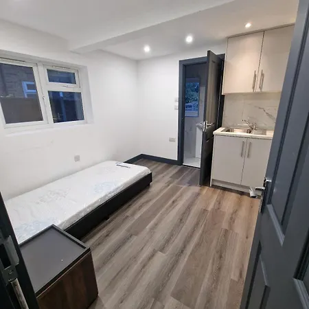 Lovely 6-bed Home, En-suite, With Large Garden