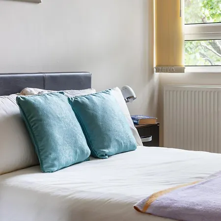 2bdr Steps To Battersea Park London