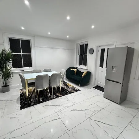 Luxury Furnished 2-king Sizes Bedroom Flat * South Norwood