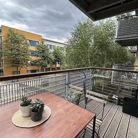 Enjoy Modern With Balcony In A Share Flat And Explore