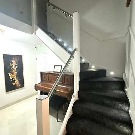 Peacock - Luxury 3 Bedroom In Greater London *
