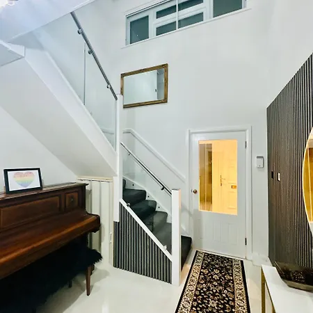 Apartment Peacock - Luxury 3 Bedroom In Greater London