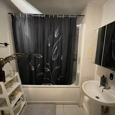 Enjoy Modern With Balcony In A Share Flat And Explore Apartment *
