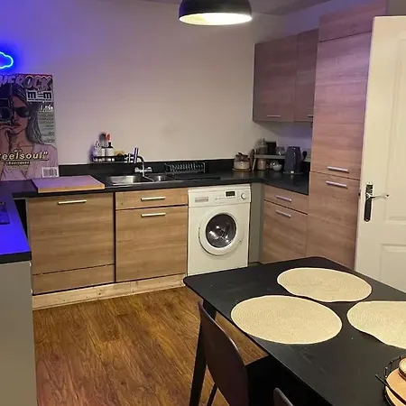 Apartment Enjoy Modern With Balcony In A Share Flat And Explore *