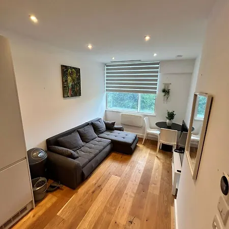 Tranquil 1br In Heathrow Harmondsworth