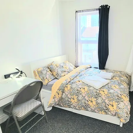 Cosy Double Bedroom - 3 *