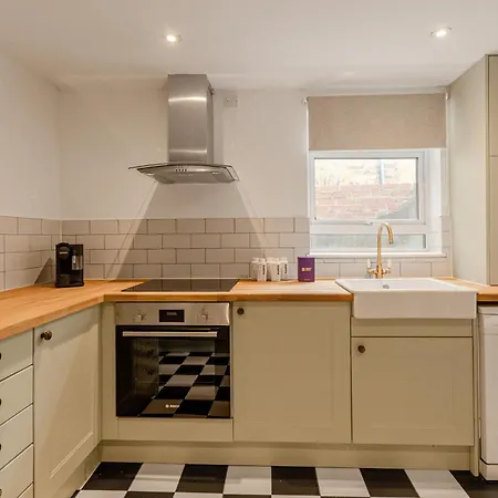 Stylish 3br Forest Gate With Garden