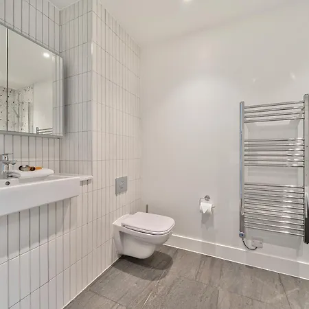 Roomspace Serviced -oasis Way Apartment *