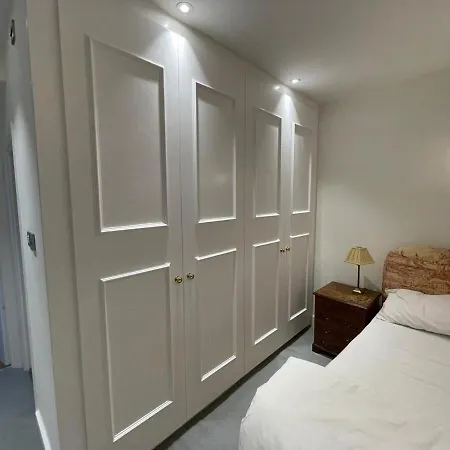 Bright Flat In South Kensington * London