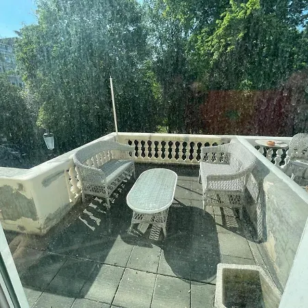 Bright Flat In South Kensington *