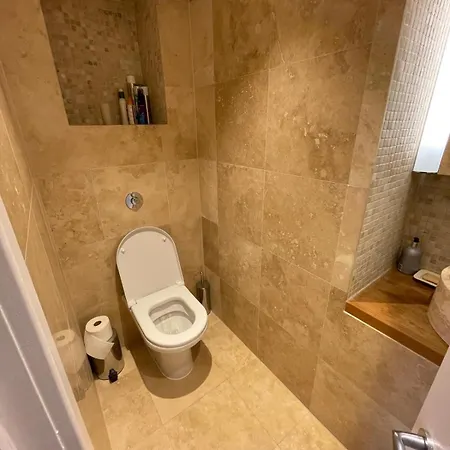 Bright Flat In South Kensington *