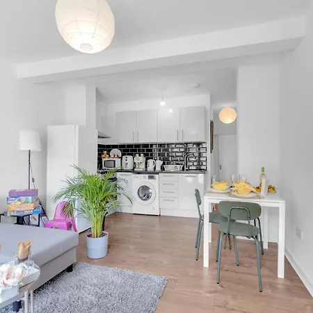 The Connected Garden Flat - Parking, Work & Play