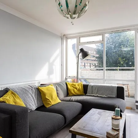 Spacious And Stylish 2 Bed Flat Apartment London