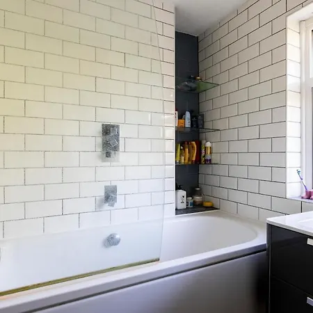 Spacious And Stylish 2 Bed Flat * London