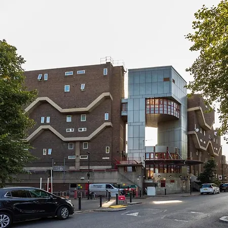 Spacious And Stylish 2 Bed Flat * London