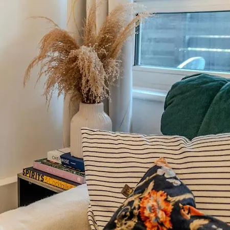 Charming Near Candawater Station - Access!