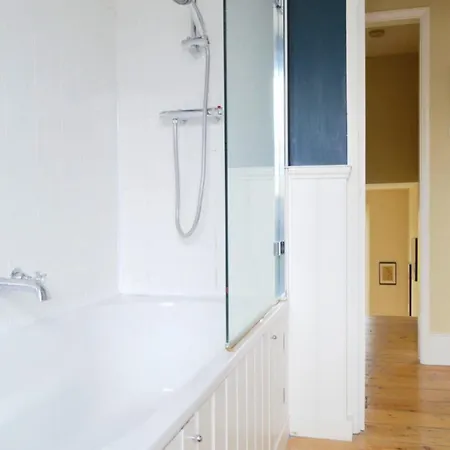 Charming 2bd Flat With Roof Terrace North