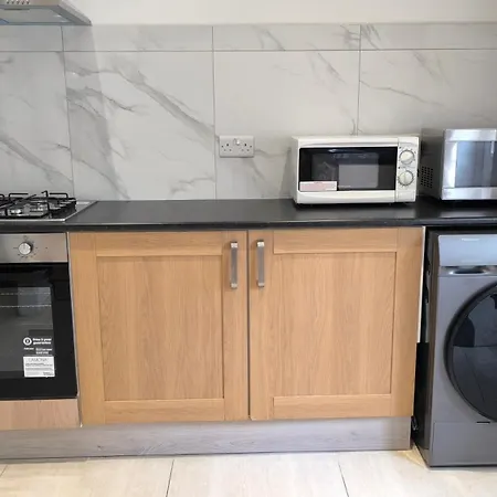 Fully Equipped Parkside 5min From Colliers Wood Station R4 * London