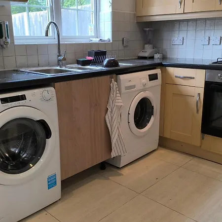 Fully Equipped Parkside 5min From Colliers Wood Station R4 London