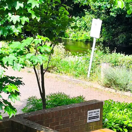 Apartment Fully Equipped Parkside 5min From Colliers Wood Station R4 *