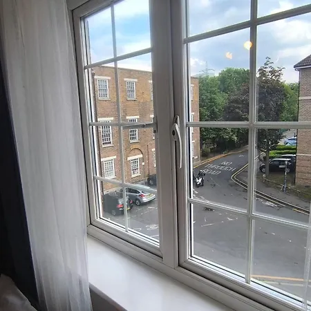 Fully Equipped Parkside 5min From Colliers Wood Station R4 Lejlighed London