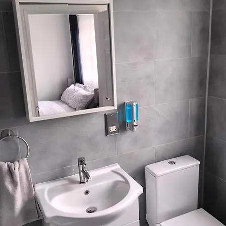Fully Equipped Parkside 5min From Colliers Wood Station R4 * London