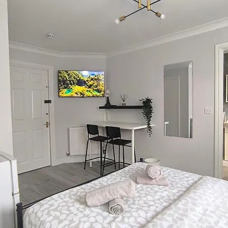 Fully Equipped Parkside 5min From Colliers Wood Station R4 *