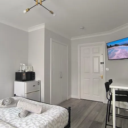 Fully Equipped Parkside 5min From Colliers Wood Station R4
