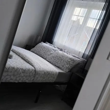 Apartment Fully Equipped Parkside 5min From Colliers Wood Station R4 *