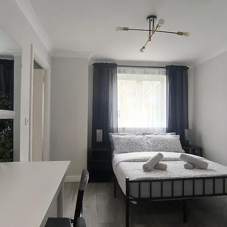 Fully Equipped Parkside 5min From Colliers Wood Station R4 *