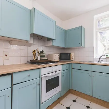 Sleeps 5, Spacious Garden Flat- 4 Mins From West Kensington Station London