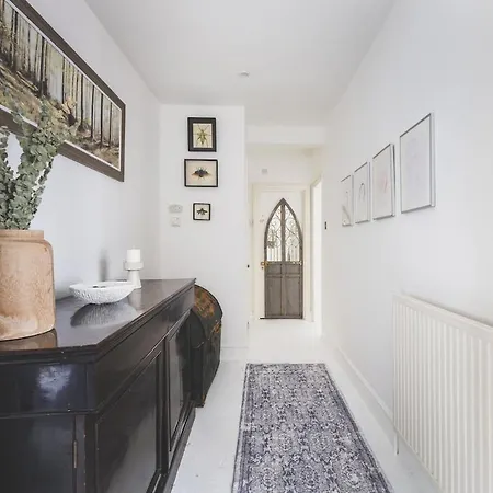 Sleeps 5, Spacious Garden Flat- 4 Mins From West Kensington Station London