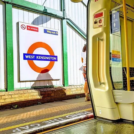 Sleeps 5, Spacious Garden Flat- 4 Mins From West Kensington Station Apartment *