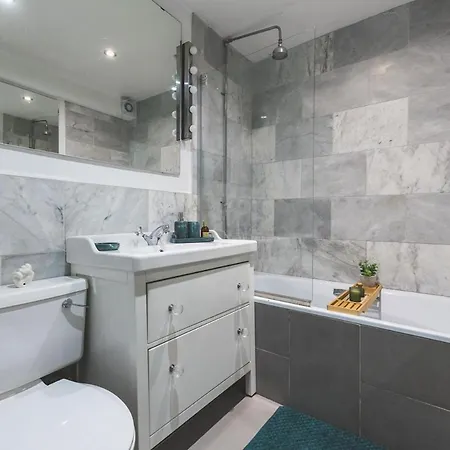 Apartment Sleeps 5, Spacious Garden Flat- 4 Mins From West Kensington Station *