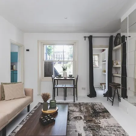Sleeps 5, Spacious Garden Flat- 4 Mins From West Kensington Station London
