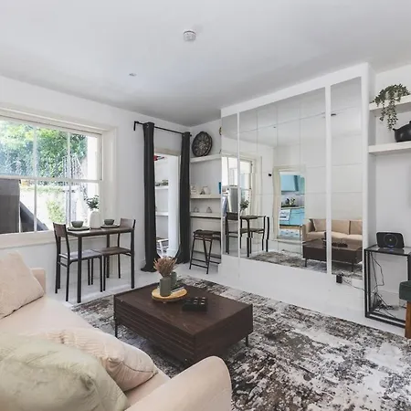 Sleeps 5, Spacious Garden Flat- 4 Mins From West Kensington Station Apartment London