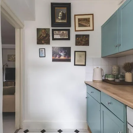 Sleeps 5, Spacious Garden Flat- 4 Mins From West Kensington Station