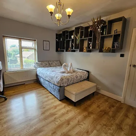 Homestay Spacious Double Near Heathrow Airport