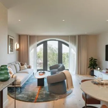 Exclusive Waterfront Spacious Two Bedroom - 606 * London