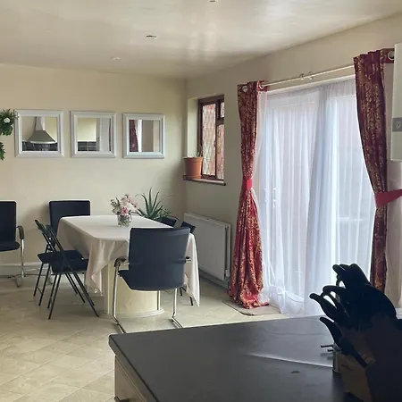 Spacious London House With Parking