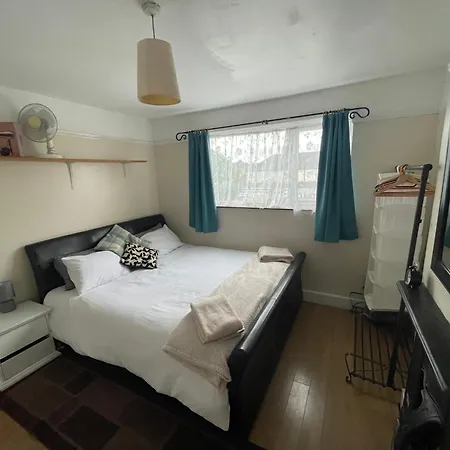 Spacious London House With Parking