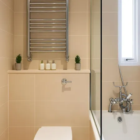 Apartment Flat - 3 Min To West Kensington Station London