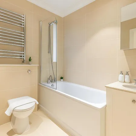 Flat - 3 Min To West Kensington Station *