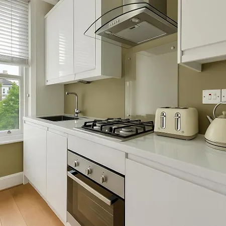 Flat - 3 Min To West Kensington Station London