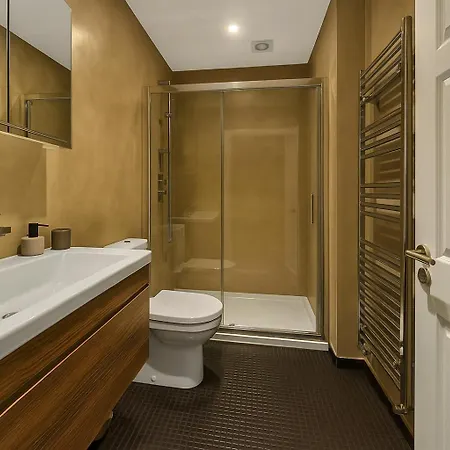 Flat - 3 Min To West Kensington Station * London