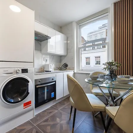 Lively Soho In The Heart Of Londons Nightlife No Lift Gsg * Londres