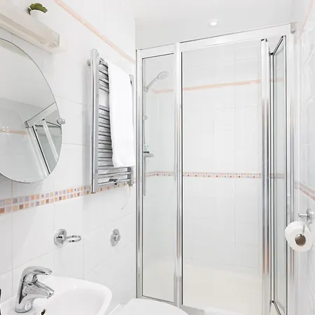 Charming 2 Bed House In With Balcony & Parking Apartment *
